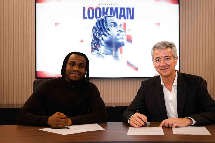 Ademola Lookman firma su contrato junto a Miguel Ángel Gil Marín