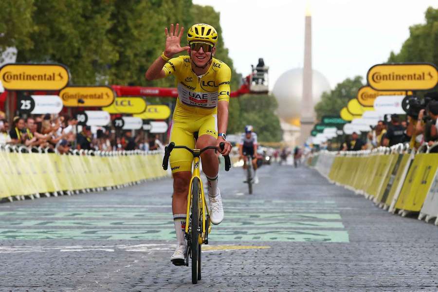 Tadej Pogačar při průjezdu cílem poslední etapy ldetošní Tour de France. Tadej Pogačar při průjezdu cílem poslední etapy ldetošní Tour de France.