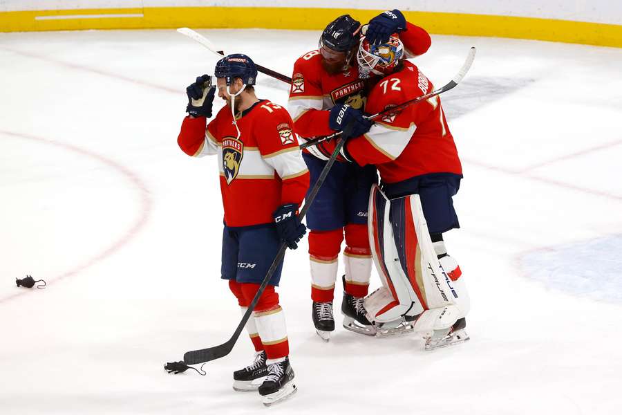 Die Panthers feiern Matchwinner Sergei Bobrovsky (re. außen)