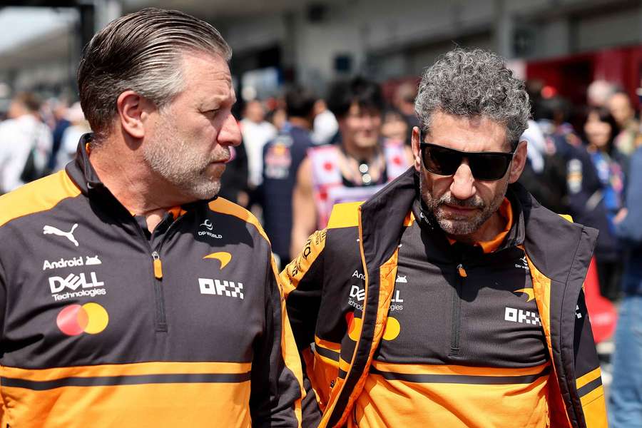 Zak Brown, acompañado por Andrea Stella