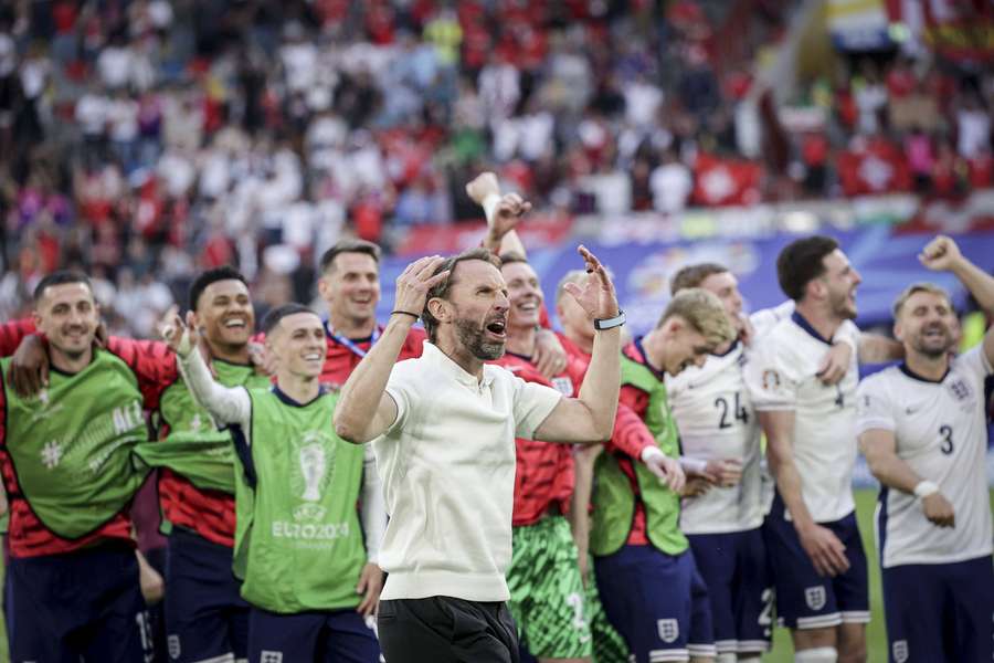 Gareth Southgate sărbătorește calificarea alături de jucători și public