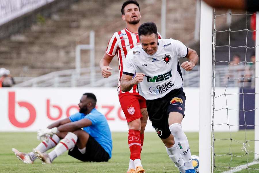 Lenon celebra gol do Botafogo na Paraíba