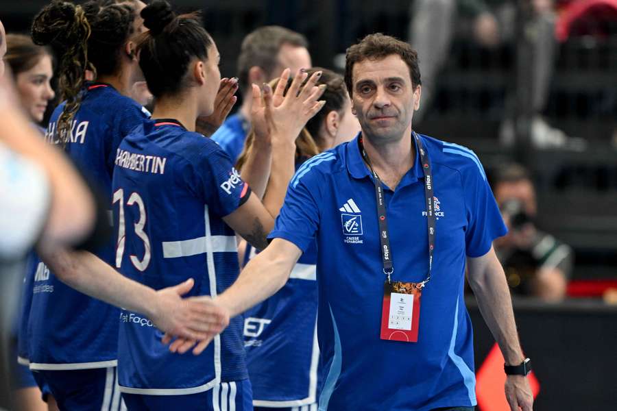 Sébastien Gardillou et ses joueuses face à l'Allemagne en mars.