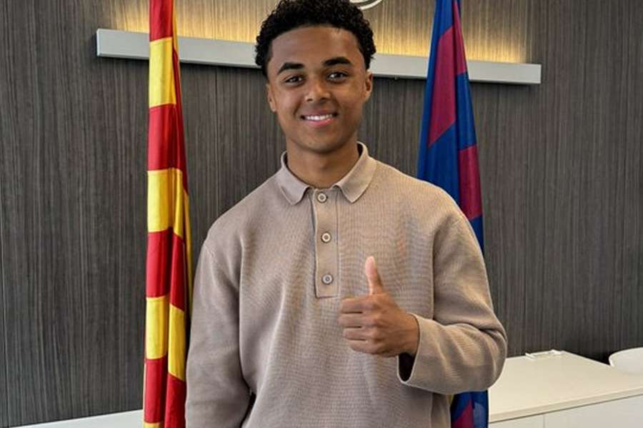 Shane Kluivert assinou novo contrato com o Barcelona