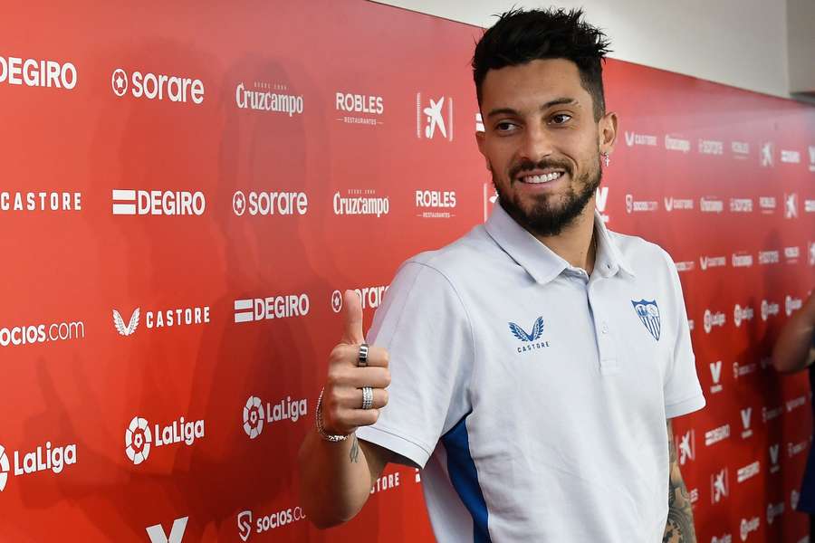 Telles posou assim durante a sua apresentação