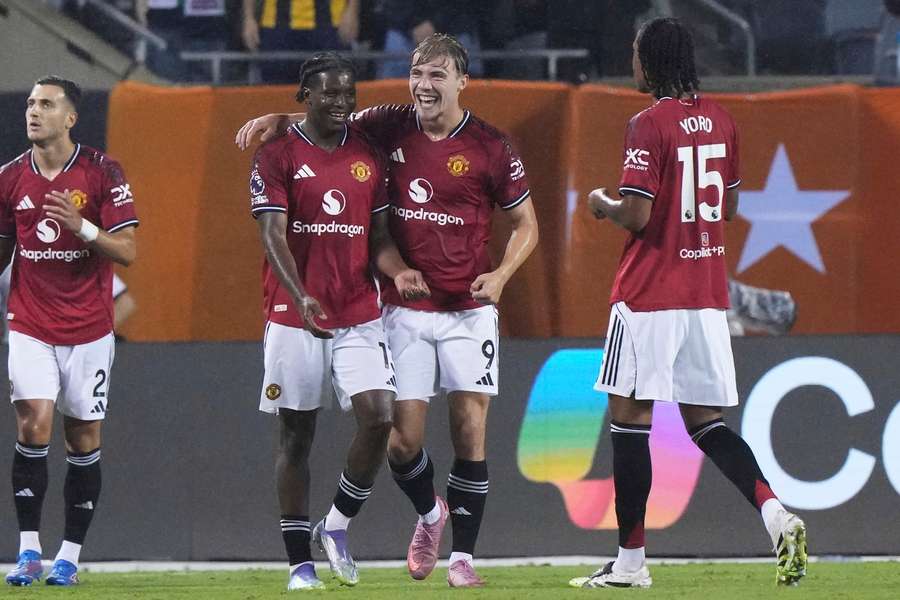 Hojlund e Dorgu em destaque