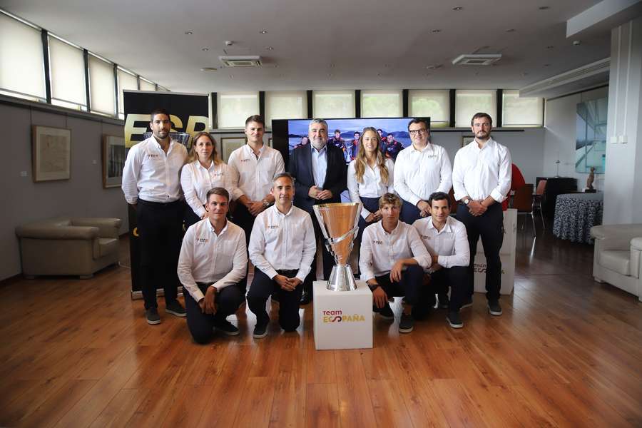 El equipo español de SailGP, con el presidente del CSD