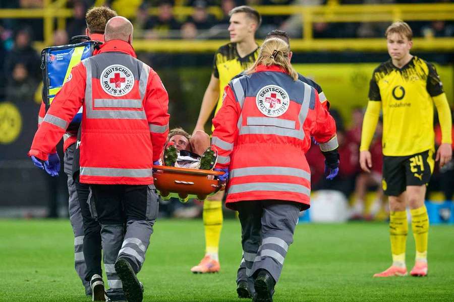 Timo Hübers wird abtransportiert. Timo Hübers wird abtransportiert.