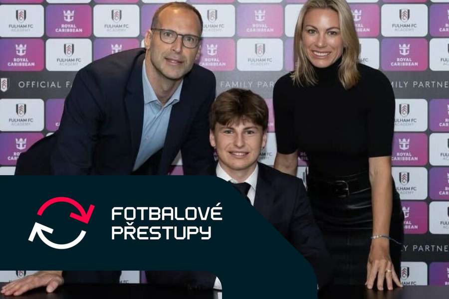 Syn Petra Čecha při podpisu smlouvy.