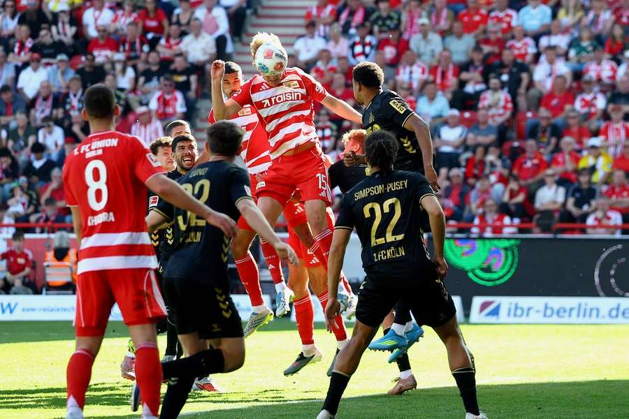 Tom Rothe köpft den zwischenzeitlichen Anschlusstreffer für Union Berlin.