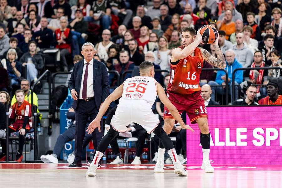 Pesic (l.) musste bei seinem Debüt zusehen, wie die Bayern verlieren
