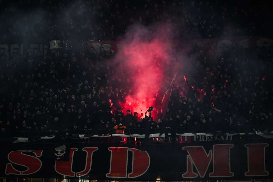 La Curva del Milan durante il derby