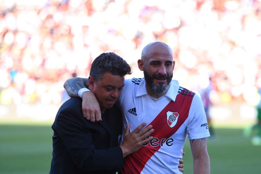 Javier Pinola abraçou Marcelo Gallardo na hora da substituição