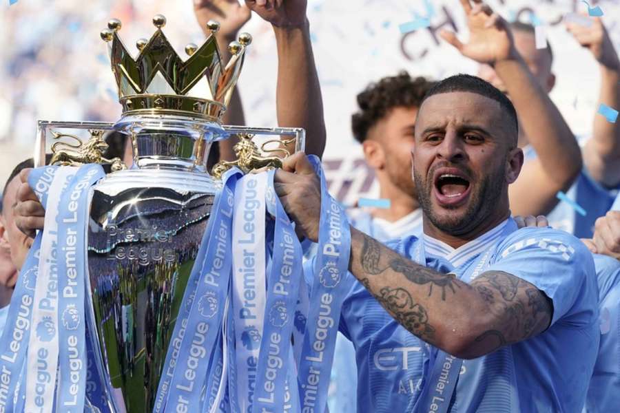 Kyle Walker festeggia con il trofeo della Premier League la scorsa stagione