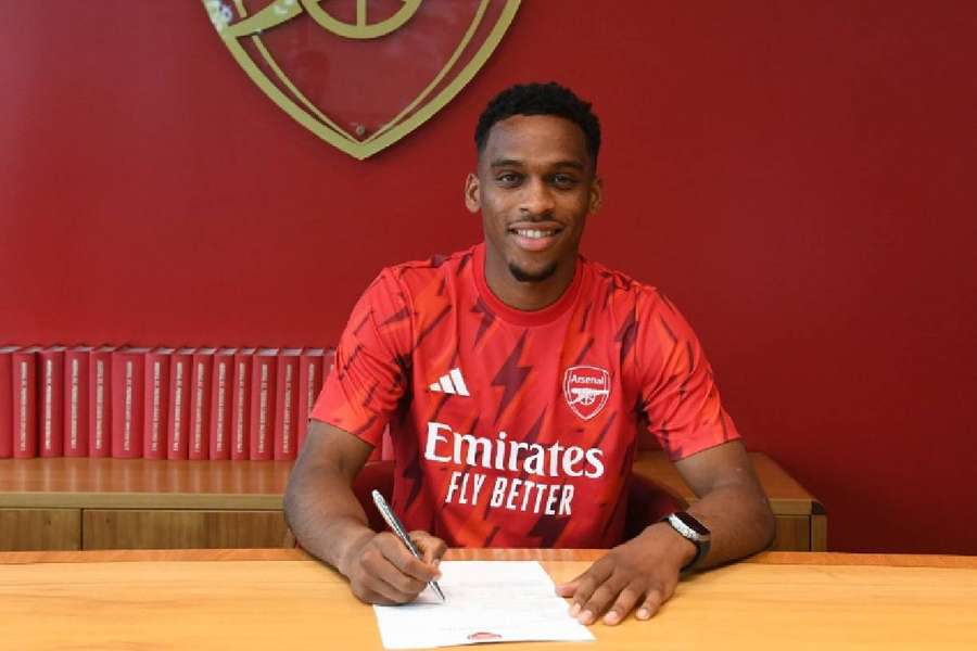 Jurrien Timber a semnat cu Arsenal Londra