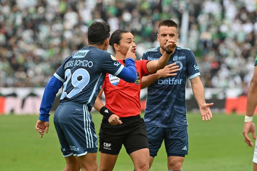 Jogadores do Cruzeiro reclamam da decisão de Edina Alves