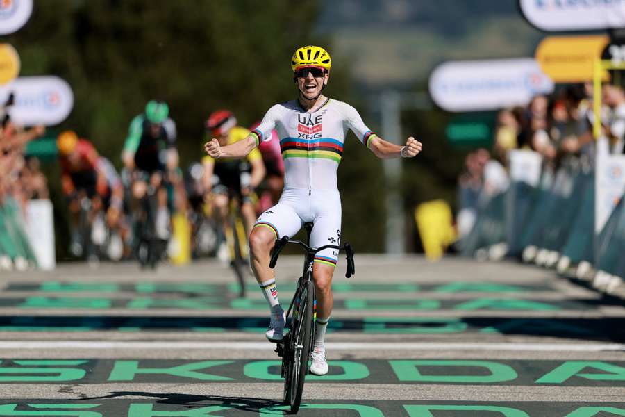 Tadej Pogačar při průjezdu cílem třetí etapy Tour de France. Tadej Pogačar při průjezdu cílem třetí etapy Tour de France.