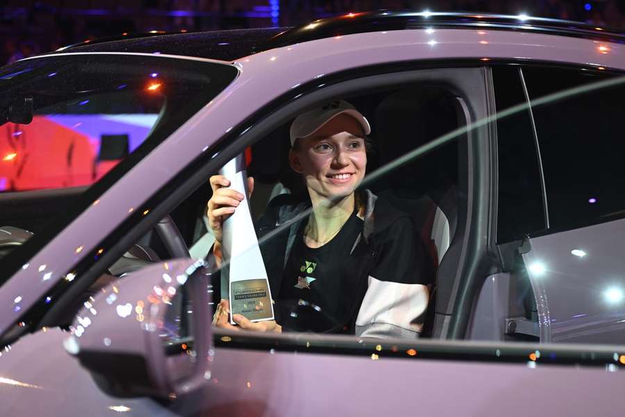 Elena Rybakina w nowym Porsche z trofeum za turniej w Stuttgarcie