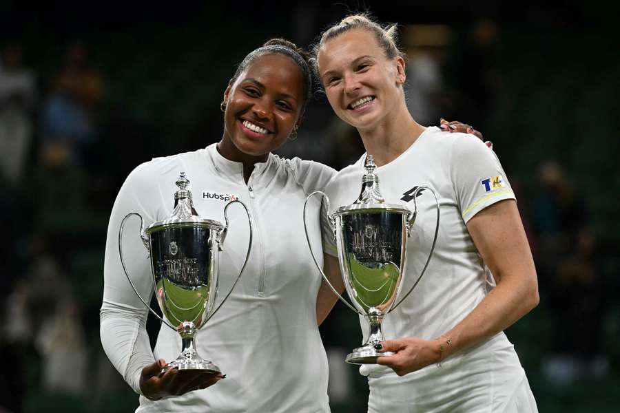 Taylor Townsend (L) en Katerina Siniakova na het winnen van de dubbelfinale