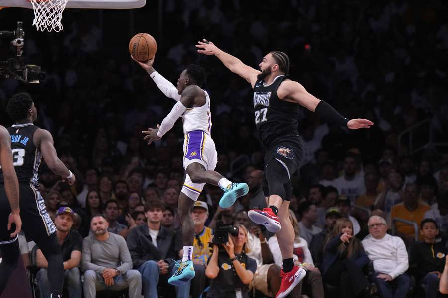 Dennis Schröder sobe para a bandeja e anota mais dois pontos para o Lakers Dennis Schröder sobe para a bandeja e anota mais dois pontos para o Lakers