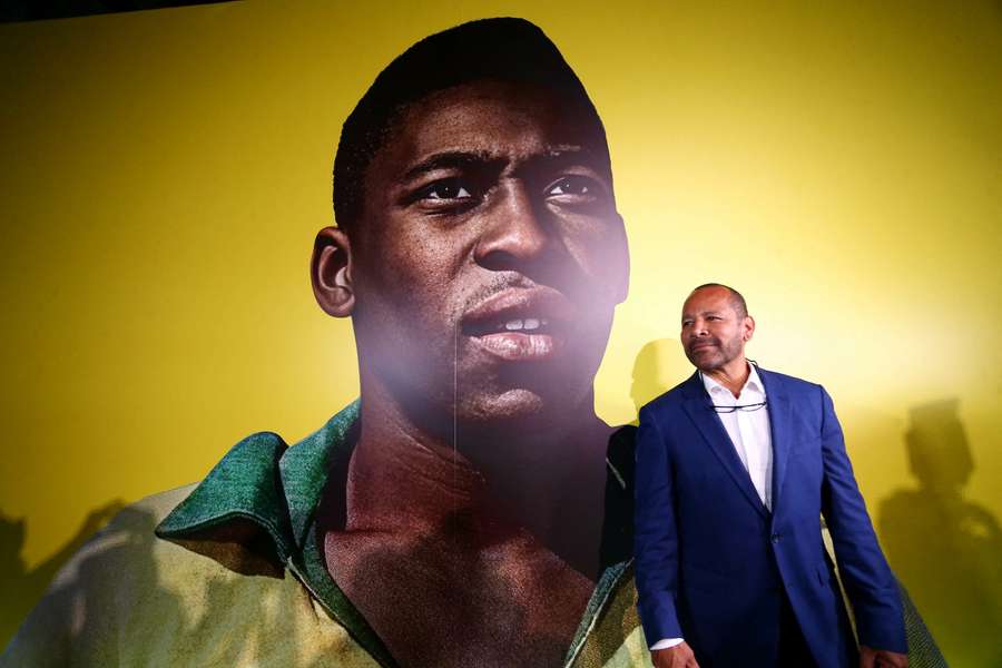 Pai de Neymar em frente a um mural do Rei do Futebol