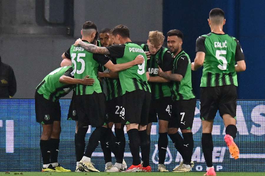 Jogadores do Sassuolo comemoram gol de Laurienté sobre a Inter de Milão