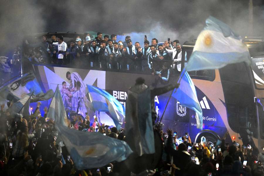 Die argentinische Mannschaft wird von zahlreichen Fans empfangen. Die argentinische Mannschaft wird von zahlreichen Fans empfangen.