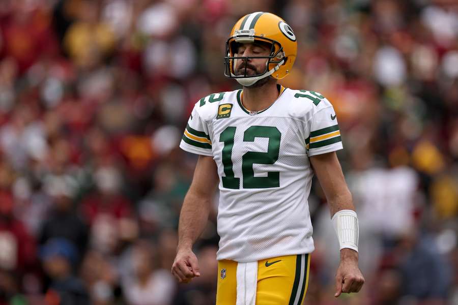 Aaron Rodgers se lamenta durante un partido de los Packers.