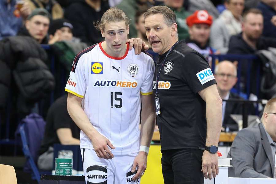 Bundestrainer Alfred Gislason (r.) im Gespräch mit Deutschlands Supertalent Juri Knorr (l.)