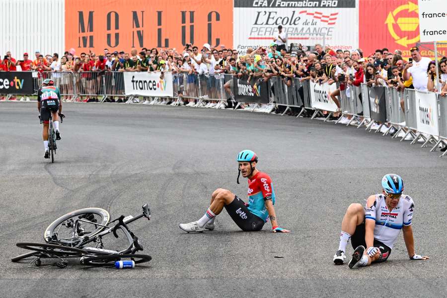 Jacopo Guarnieri (L) en Fabio Jakobsen (R) na de crash tijdens de vierde etappe