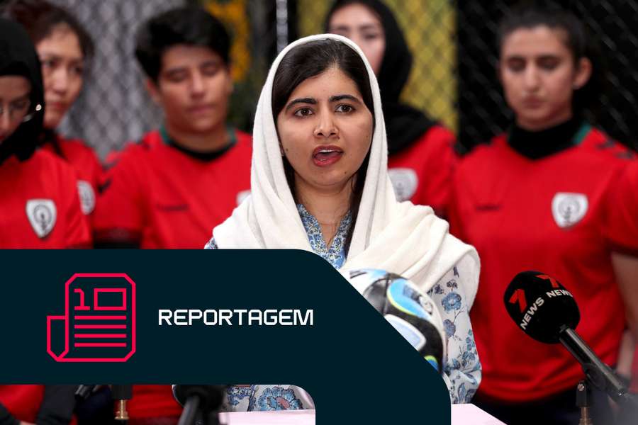 Malala Yousafzai, laureada com o Prémio Nobel, fala aos meios de comunicação social com a equipa de futebol feminino afegã em Melbourne.