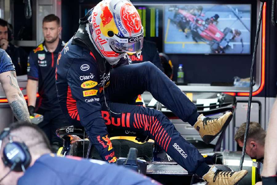 Verstappen wipt uit zijn bolide tijdens de derde training