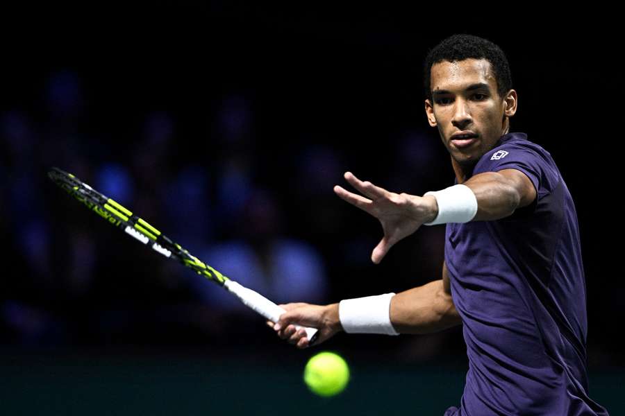 Félix Auger-Aliassime face à Jannik Sinner lors de la finale du Masters 1000 de Paris, le 2 novembre 2025 à la Paris La Défense Arena.