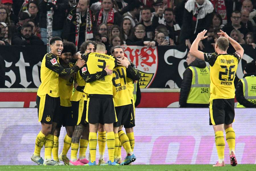 Dortmund díky dvěma brankám v nastavení zvítězil ve Stuttgartu 2:0.