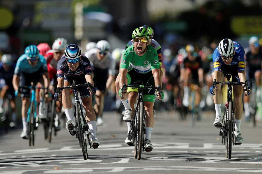Mark Cavendish, în centru, este posibil să fie unul dintre cicliștii care va trebui să respecte protocoale COVID-19 la Giro și în Turul Franței
