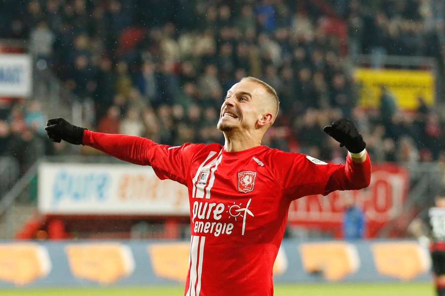 Václav Černý při remíze Twente s Heerenveenem 3:3 zaznamenal gól a asistenci.