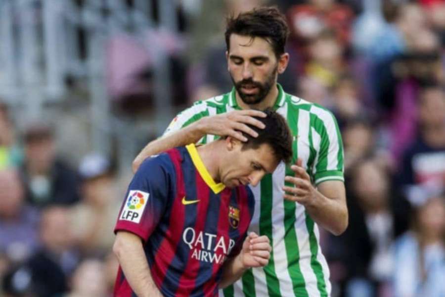 Jordi Figueras, ante Messi, en un Barça-Betis