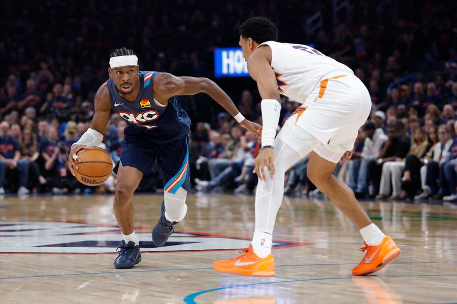 Shai mira hacia el aro rival