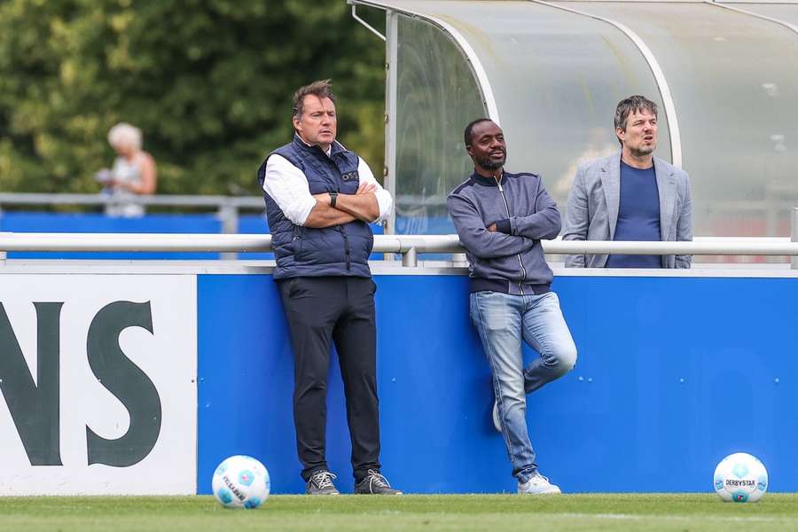 Sportdirektor Marc Wilmots und Ben Manga (Direktor für Kaderplanung) beim Training der Mannschaft.