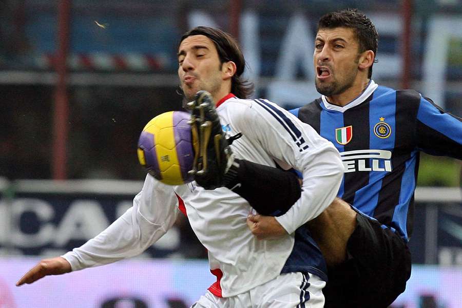 Andrea Capone con la maglia del Cagliari a San Siro contro l'Inter, in un'immagine d'archivio