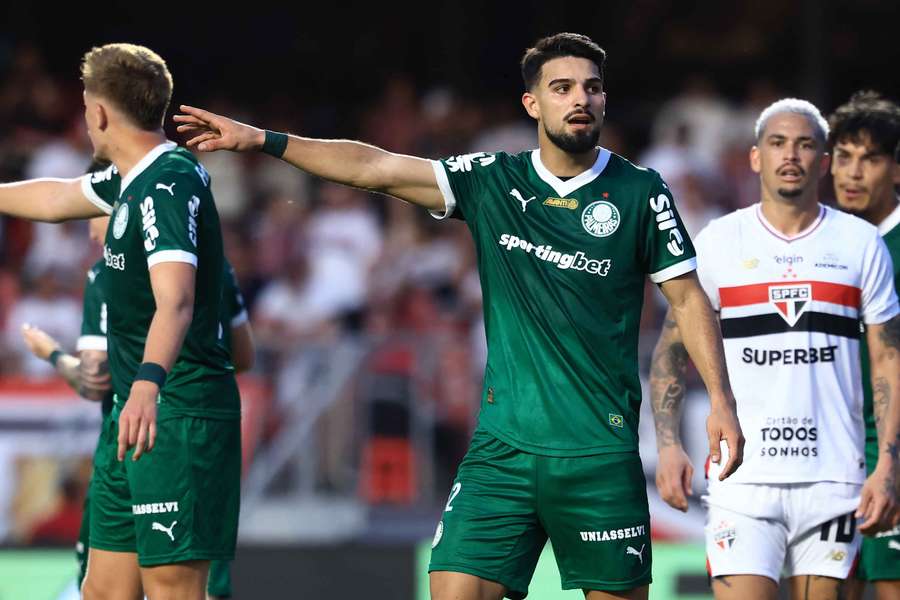 O Palmeiras venceu clássico com muita polêmica de arbitragem