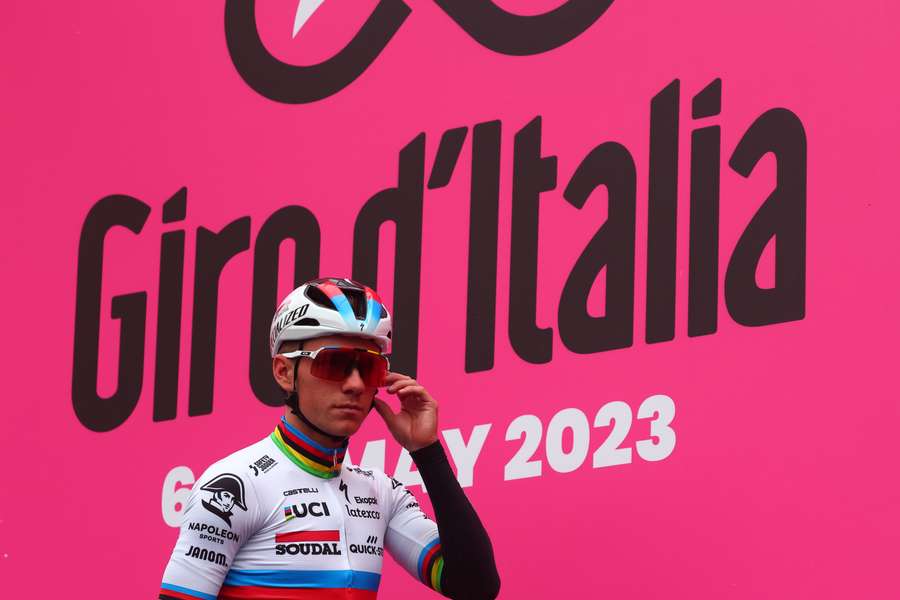 Evenepoel står på podiet forud for Giro d'Italias ottende etape