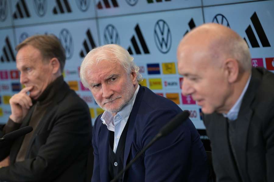 Wird neuer DFB-Sportchef: Rudi Völler (Mitte). Der DFB erntet dafür viel Lob