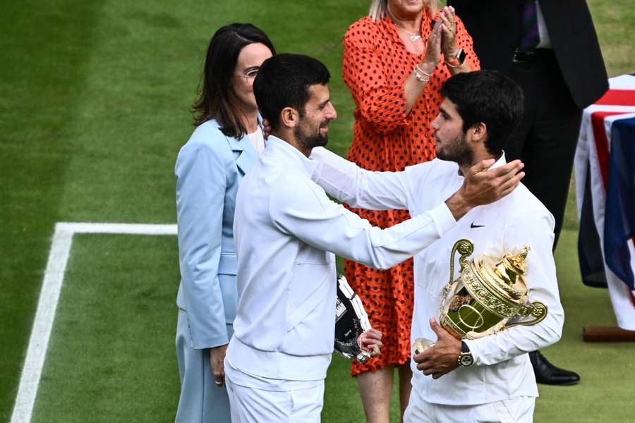 Alcaraz e Djokovic com os seus troféus