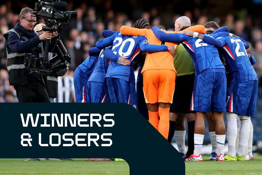 Winners & Losers: Schiedsrichter Paul Tierney blieb inmitten des Chelsea-Mannschaftskreises stehen. Winners & Losers: Schiedsrichter Paul Tierney blieb inmitten des Chelsea-Mannschaftskreises stehen.
