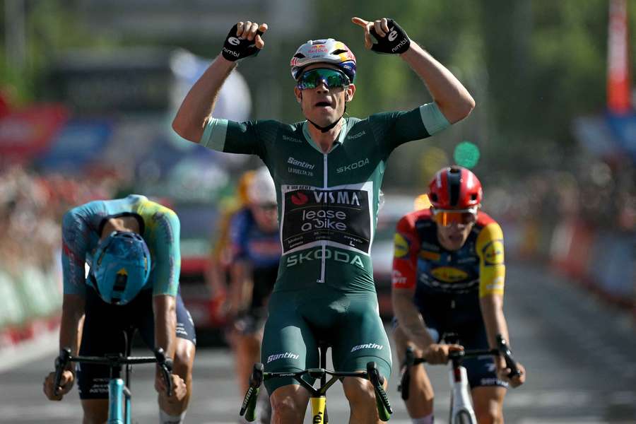 Van Aert slaví na Vueltě druhé etapové vítězství.