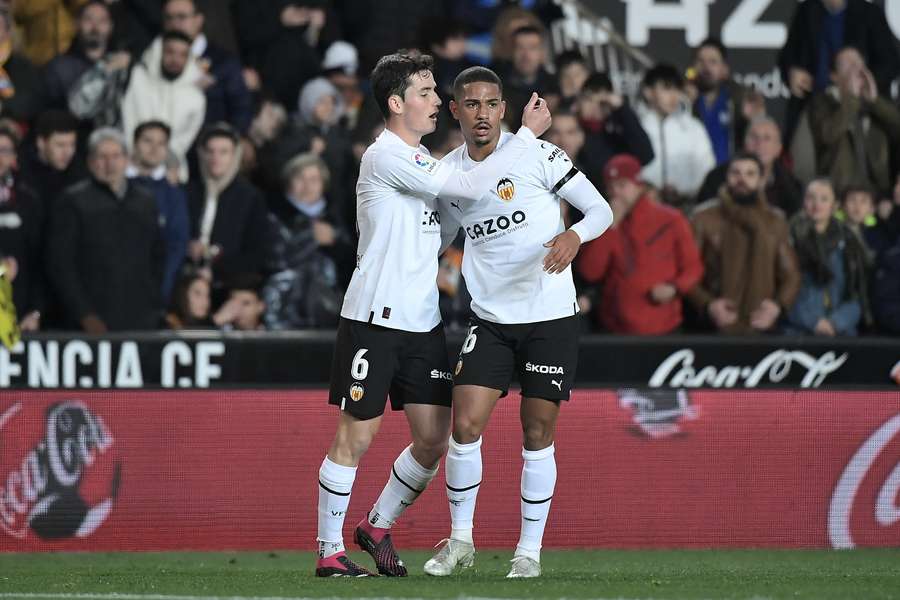 Lino y Guillamón celebran el gol que dio los tres puntos al Valencia