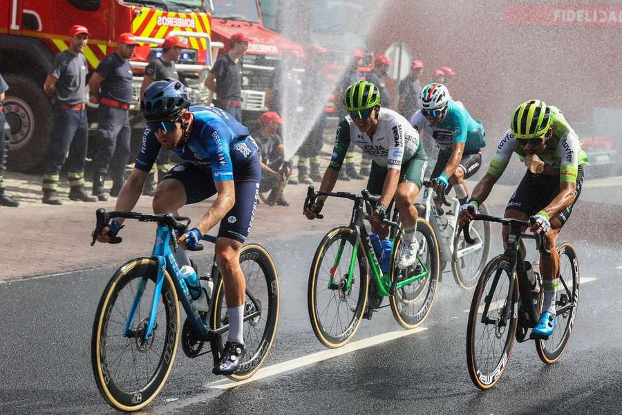 Bombeiros ajudam ciclistas a refrescarem-se na terceira etapa Bombeiros ajudam ciclistas a refrescarem-se na terceira etapa