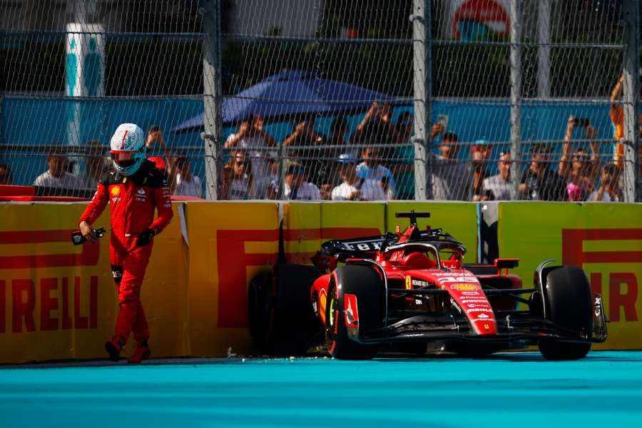 Charles Leclerc na zijn crash die de rode vlag veroorzaakte