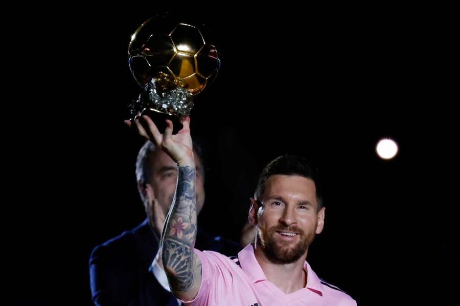 Messi avec son Ballon d'Or 2023.
